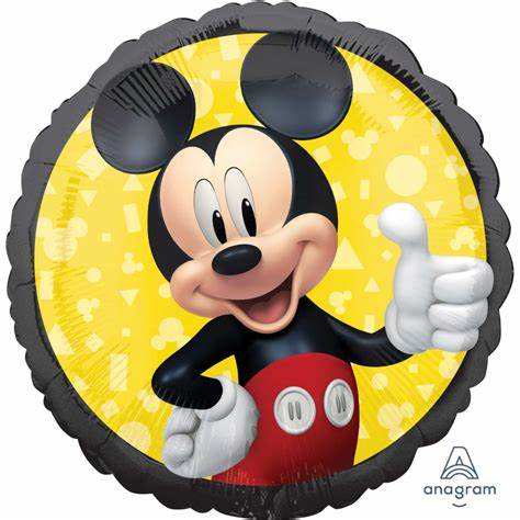 Folieballong med mickey mouse som hovedfigur på bildet med ett gult bakgrunn bak figuren.