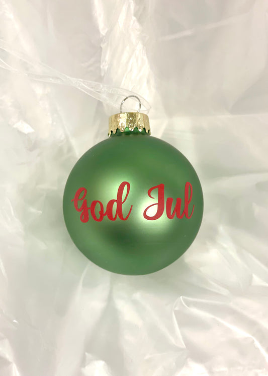 Personalisert julekule i matt grønn farge med rød God Jul tekst klistremerke