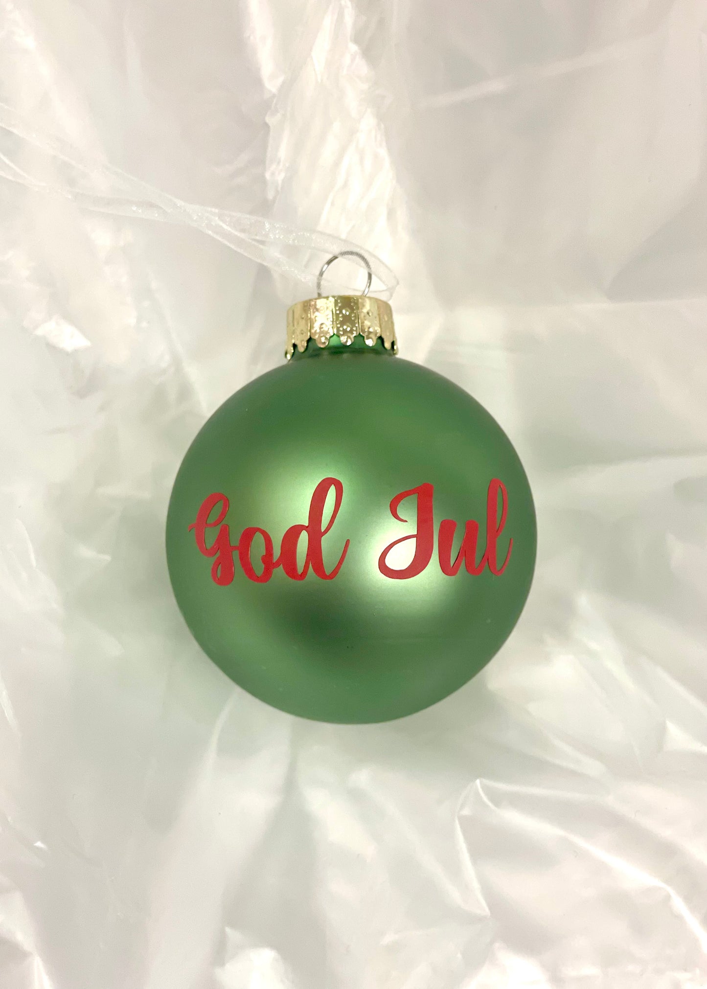 Personalisert julekule i matt grønn farge med rød God Jul tekst klistremerke