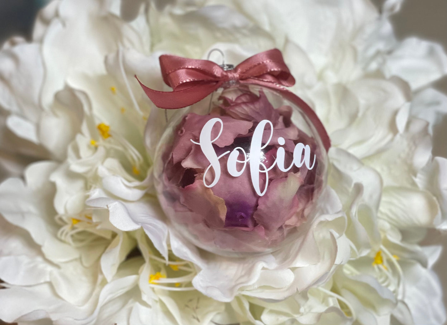 Julekule med personaliserte tekst. Blomster blader inni. Hvit klistremerke Sofia